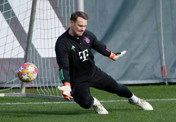 13.02.2024, FC Bayern Training, Saebenerstrasse Muenchen, Fussball im Bild: Manuel Neuer (FC Bayern Muenchen) Nur für journalistische Zwecke! Only for editorial use! DFL regulations prohibit any use of photographs as image sequences and or quasi-video.