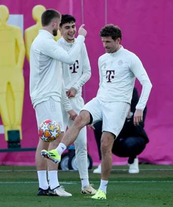 13.02.2024, FC Bayern Training, Saebenerstrasse Muenchen, Fussball im Bild: Eric Dier (FC Bayern Munechen),Aleksandar Pavlovic (FC Bayern Muenchen) und Thomas Mueller (FC Bayern Muenchen) Nur für journalistische Zwecke! Only for editorial use! DFL regulations prohibit any use of photographs as image sequences and or quasi-video.