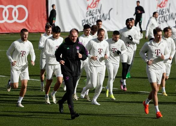 13.02.2024, FC Bayern Training, Saebenerstrasse Muenchen, Fussball im Bild: Eric Dier (FC Bayern Munechen), Joshua Kimmich (FC Bayern Muenchen), Min-Jae Kim (FC Bayern Muenchen), Dr Holger Broich (FC Bayern Muenchen), Aleksandar Pavlovic (FC Bayern Muenchen), Thomas Mueller (FC Bayern Muenchen), Harry Kane (FC Bayern Muenchen), Jamal Musiala (FC Bayern Muenchen), Raphael Guerreiro (FC Bayern Muenchen), Eric Maxim Choupo-Moting (FC Bayern Muenchen), Leroy Sane (FC Bayern Muenchen), Leon Goretzka (FC Bayern Muenchen) Nur für journalistische Zwecke! Only for editorial use! DFL regulations prohibit any use of photographs as image sequences and or quasi-video.