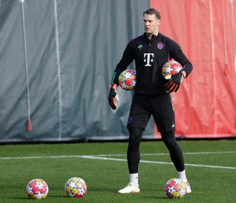 13.02.2024, FC Bayern Training, Saebenerstrasse Muenchen, Fussball im Bild: Manuel Neuer (FC Bayern Muenchen) Nur für journalistische Zwecke! Only for editorial use! DFL regulations prohibit any use of photographs as image sequences and or quasi-video.