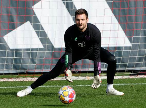 13.02.2024, FC Bayern Training, Saebenerstrasse Muenchen, Fussball im Bild: Sven Ulreich (FC Bayern Muenchen) Nur für journalistische Zwecke! Only for editorial use! DFL regulations prohibit any use of photographs as image sequences and or quasi-video.