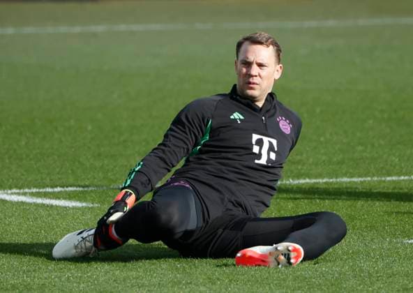 13.02.2024, FC Bayern Training, Saebenerstrasse Muenchen, Fussball im Bild: Manuel Neuer (FC Bayern Muenchen) Nur für journalistische Zwecke! Only for editorial use! DFL regulations prohibit any use of photographs as image sequences and or quasi-video.