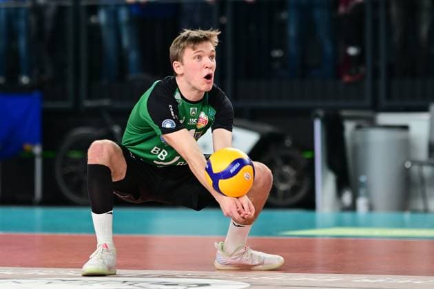 Volleyball I Herren I 2023-2024 I Bundesliga I 19. Spieltag I SVG Lüneburg - BADEN VOLLEYS SSC Karlsruhe I 13.2.2024 Mika Ahmann (1, BADEN VOLLEYS SSC Karlsruhe) in der Ballannahme Lüneburg LKH Arena Niedersachsen Deutschland Copyright: xLobeca AndreasxHannigx