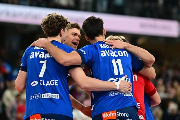 Volleyball I Herren I 2023-2024 I Bundesliga I 19. Spieltag I SVG Lüneburg - BADEN VOLLEYS SSC Karlsruhe I 13.2.2024 Erik Johannes Röhrs (5, SVG Lüneburg) freut sich mit dem Team Lüneburg LKH Arena Niedersachsen Deutschland Copyright: xLobeca AndreasxHannigx