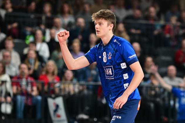 Volleyball I Herren I 2023-2024 I Bundesliga I 19. Spieltag I SVG Lüneburg - BADEN VOLLEYS SSC Karlsruhe I 13.2.2024 Theo Mohwinkel (8, SVG Lüneburg) jubelt mit der Faust Lüneburg LKH Arena Niedersachsen Deutschland Copyright: xLobeca AndreasxHannigx