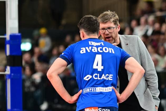Volleyball I Herren I 2023-2024 I Bundesliga I 19. Spieltag I SVG Lüneburg - BADEN VOLLEYS SSC Karlsruhe I 13.2.2024 Maxwell David Elgert (4, SVG Lüneburg) bekommt Anweisungen von Stefan Hübner Headcoach (SVG Lüneburg) Lüneburg LKH Arena Niedersachsen Deutschland Copyright: xLobeca AndreasxHannigx
