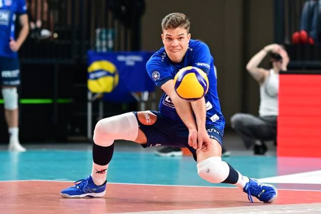 Volleyball I Herren I 2023-2024 I Bundesliga I 19. Spieltag I SVG Lüneburg - BADEN VOLLEYS SSC Karlsruhe I 13.2.2024 Erik Johannes Röhrs (5, SVG Lüneburg) in der Ballannahme Lüneburg LKH Arena Niedersachsen Deutschland Copyright: xLobeca AndreasxHannigx