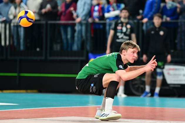 Volleyball I Herren I 2023-2024 I Bundesliga I 19. Spieltag I SVG Lüneburg - BADEN VOLLEYS SSC Karlsruhe I 13.2.2024 Der Ball geht in Aus: Mika Ahmann (1, BADEN VOLLEYS SSC Karlsruhe) weiß das Lüneburg LKH Arena Niedersachsen Deutschland Copyright: xLobeca AndreasxHannigx