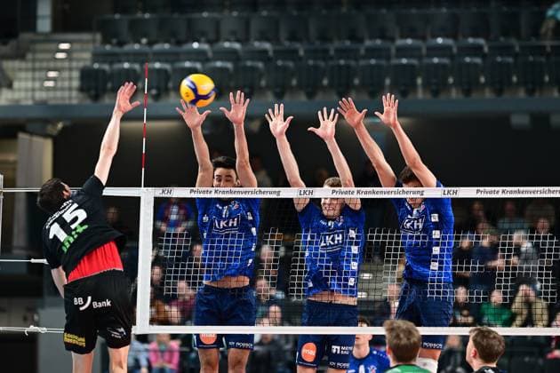 Volleyball I Herren I 2023-2024 I Bundesliga I 19. Spieltag I SVG Lüneburg - BADEN VOLLEYS SSC Karlsruhe I 13.2.2024 Jens Sandmeier (15, BADEN VOLLEYS SSC Karlsruhe) scheitert am Dreierblock von Xander Wolf Wassenaar Ketrzynski (11, SVG Lüneburg), Blake Gregory Leeson (2, SVG Lüneburg) und Maxwell David Elgert (4, SVG Lüneburg) Lüneburg LKH Arena Niedersachsen Deutschland Copyright: xLobeca AndreasxHannigx