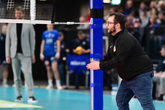 Volleyball I Herren I 2023-2024 I Bundesliga I 19. Spieltag I SVG Lüneburg - BADEN VOLLEYS SSC Karlsruhe I 13.2.2024 Antonio Bonelli (BADEN VOLLEYS SSC Karlsruhe) gibt Anweisungen - Stefan Hübner Headcoach (SVG Lüneburg) bleibt ruhig Lüneburg LKH Arena Niedersachsen Deutschland Copyright: xLobeca AndreasxHannigx