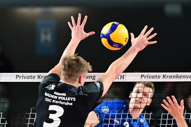 Volleyball I Herren I 2023-2024 I Bundesliga I 19. Spieltag I SVG Lüneburg - BADEN VOLLEYS SSC Karlsruhe I 13.2.2024 Jannik Brentel (3, BADEN VOLLEYS SSC Karlsruhe) kann den Mittelangriff von Blake Gregory Leeson (2, SVG Lüneburg) nicht abwehren Lüneburg LKH Arena Niedersachsen Deutschland Copyright: xLobeca AndreasxHannigx