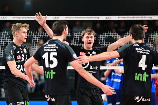 Volleyball I Herren I 2023-2024 I Bundesliga I 19. Spieltag I SVG Lüneburg - BADEN VOLLEYS SSC Karlsruhe I 13.2.2024 Bastian Korreck (2, BADEN VOLLEYS SSC Karlsruhe) (Mitte) jubelt mit dem Team Lüneburg LKH Arena Niedersachsen Deutschland Copyright: xLobeca AndreasxHannigx