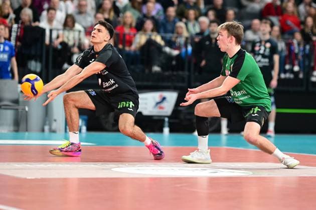 Volleyball I Herren I 2023-2024 I Bundesliga I 19. Spieltag I SVG Lüneburg - BADEN VOLLEYS SSC Karlsruhe I 13.2.2024 Milan Kvrzic (14, BADEN VOLLEYS SSC Karlsruhe) kann den Ball nicht annehmen - Mika Ahmann (1, BADEN VOLLEYS SSC Karlsruhe) hätte es wohl besser hinbekommen Lüneburg LKH Arena Niedersachsen Deutschland Copyright: xLobeca AndreasxHannigx