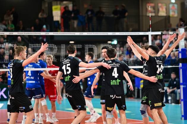 Volleyball I Herren I 2023-2024 I Bundesliga I 19. Spieltag I SVG Lüneburg - BADEN VOLLEYS SSC Karlsruhe I 13.2.2024 Das war mal ein wichtiger Punktgewinn für die BADEN VOLLEYS SSC Karlsruhe Lüneburg LKH Arena Niedersachsen Deutschland Copyright: xLobeca AndreasxHannigx
