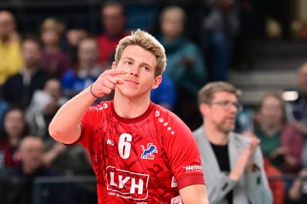 Volleyball I Herren I 2023-2024 I Bundesliga I 19. Spieltag I SVG Lüneburg - BADEN VOLLEYS SSC Karlsruhe I 13.2.2024 So sieht Anerkennung aus - Gage Thomas Wortley (6, SVG Lüneburg) zeigt es! Lüneburg LKH Arena Niedersachsen Deutschland Copyright: xLobeca AndreasxHannigx