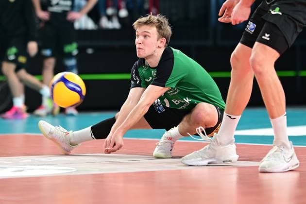 Volleyball I Herren I 2023-2024 I Bundesliga I 19. Spieltag I SVG Lüneburg - BADEN VOLLEYS SSC Karlsruhe I 13.2.2024 Mika Ahmann (1, BADEN VOLLEYS SSC Karlsruhe) perfekt in der Ballannahme Lüneburg LKH Arena Niedersachsen Deutschland Copyright: xLobeca AndreasxHannigx