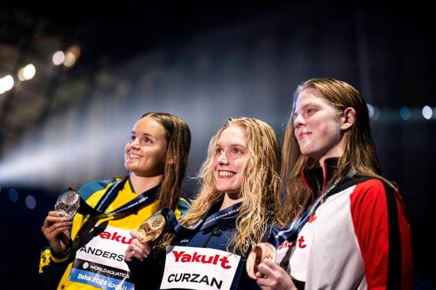 Sport Themen der Woche KW07 Sport Bilder des Tages Claire Curzan of United States of America gold, Iona Anderson of Australia silver, Ingrid Wilm of Canada bronze show their medals after competing in the swimming women s 100m backstroke final during the 21st World Aquatics Championships at the Aspire Dome in Doha (Qatar), February 13, 2024. GiorgioXPerottino