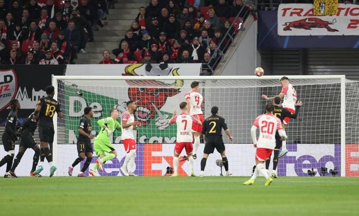13.02.2024, xtgx, Fussball UEFA Champions League 1 8 Finale, RB Leipzig - Real Madrid emspor, v.l. Benjamin Henrichs (RB Leipzig) am Kopfball (DFL DFB REGULATIONS PROHIBIT ANY USE OF PHOTOGRAPHS as IMAGE SEQUENCES and or QUASI-VIDEO) Leipzig