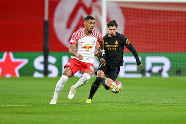 Champions League: RB Leipzig - Real Madrid am 13.02.2023 in der Red Bull Arena in Leipzig Benjamin Henrichs (RB Leipzig) im Zweikampf gegen Brahim Diaz (Real Madird)