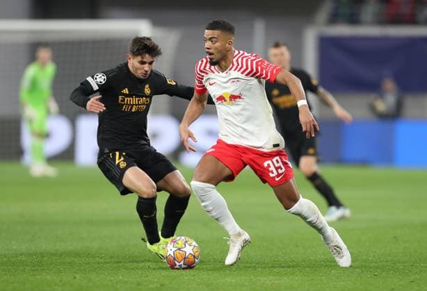 13.02.2024, xtgx, Fussball UEFA Champions League 1 8 Finale, RB Leipzig - Real Madrid emspor, v.l. Daniel Carvajal (Real Madrid), Benjamin Henrichs (RB Leipzig) (DFL DFB REGULATIONS PROHIBIT ANY USE OF PHOTOGRAPHS as IMAGE SEQUENCES and or QUASI-VIDEO) Leipzig