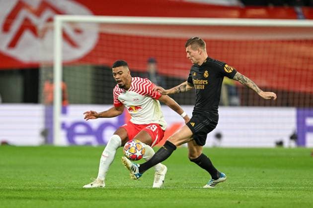 Champions League: RB Leipzig - Real Madrid am 13.02.2023 in der Red Bull Arena in Leipzig Benjamin Henrichs (RB Leipzig) im Zweikampf gegen Toni Kroos (Real Madird)