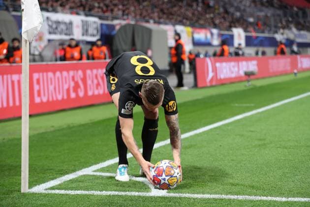 Champions League, Achtelfinale: RB Leipzig vs. Real Madrid, 13.02.24 Toni Kroos (8, Real Madrid) legt sich den Ball zum Eckball zurecht. Fussball, UEFA Champions League, Saison 2023 2024, Achtelfinale: RB Leipzig vs. Real Madrid am 13.02.24 in der Red Bull Arena, Leipzig. Copyright: xBEAUTIFULxSPORTS JanxKaeferx