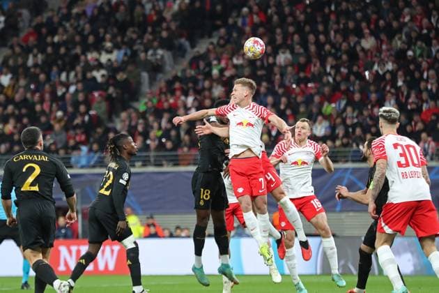 Champions League, Achtelfinale: RB Leipzig vs. Real Madrid, 13.02.24 Dani Olmo (7, RB Leipzig) mit Kopfballabwehr. Fussball, UEFA Champions League, Saison 2023 2024, Achtelfinale: RB Leipzig vs. Real Madrid am 13.02.24 in der Red Bull Arena, Leipzig. Copyright: xBEAUTIFULxSPORTS JanxKaeferx