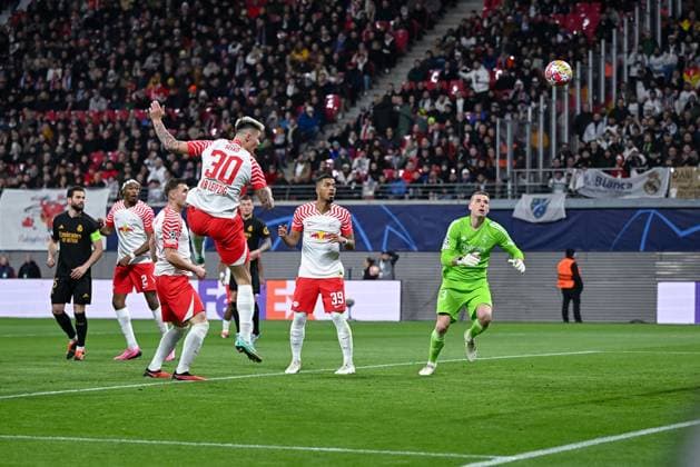 13.02.2024, Fussball, UCL, UEFA Champions League, Achtelfinale, Saison 2023 2024, RB Leipzig - Real Madrid, Torchance Benjamin Sesko (RB Leipzig) xRHR-FOTO TKx Copyright: TeresaxKroeger RHR-FOTOx RHR-FOTO TK