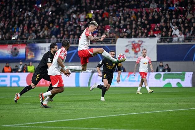 13.02.2024, Fussball, UCL, UEFA Champions League, Achtelfinale, Saison 2023 2024, RB Leipzig - Real Madrid, Benjamin Sesko (RB Leipzig) mit der Torchance xRHR-FOTO TKx Copyright: TeresaxKroeger RHR-FOTOx RHR-FOTO TK