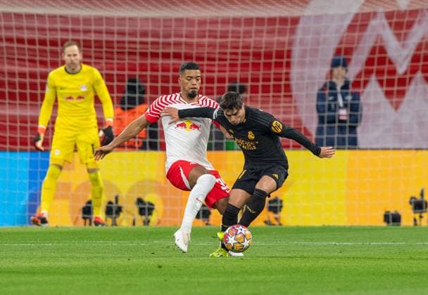 Fussball, Herren, Saison 2023 2024, UEFA Champions League (Achtelfinale, Hinspiel), RB Leipzig - Real Madrid, v. l. Benjamin Henrichs (RB Leipzig), Brahim Diaz (Real Madrid), 13.02. 2024, Copyright: xSebastianxRäppold MatthiasxKochx