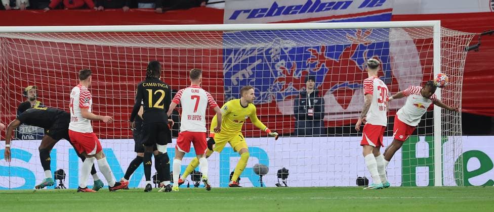 RB Leipzig - Real Madrid Champions League Leipzig, 13.02.2024, Red Bull Arena, Champions League, Achtelfinale , RB Leipzig vs. Real Madrid , Torchance Real. Lois Openda (re.-, 17, RB Leipzig) rettet ,