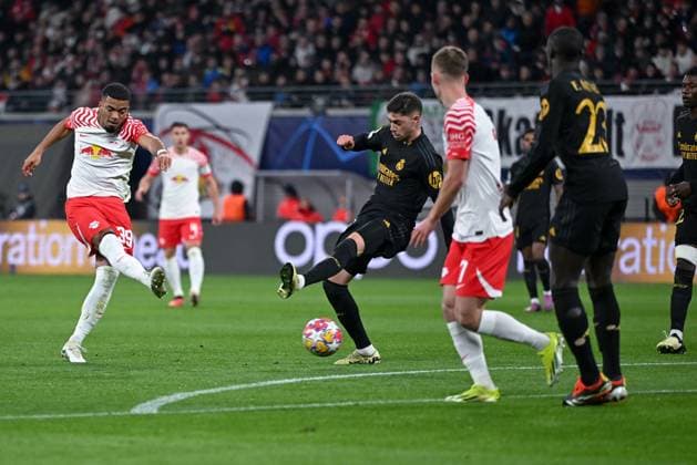 13.02.2024, Fussball, UCL, UEFA Champions League, Achtelfinale, Saison 2023 2024, RB Leipzig - Real Madrid, Benjamin Henrichs (RB Leipzig) mit einem Torschuss. xRHR-FOTO TKx Copyright: TeresaxKroeger RHR-FOTOx RHR-FOTO TK