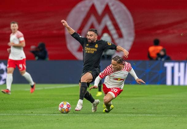 Fussball, Herren, Saison 2023 2024, UEFA Champions League (Achtelfinale, Hinspiel), RB Leipzig - Real Madrid, v. l. Daniel Carvajal (Real Madrid), Xavi Simons (RB Leipzig), 13.02. 2024, Copyright: xSebastianxRäppold MatthiasxKochx