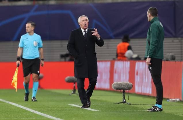 13.02.2024, xtgx, Fussball UEFA Champions League 1 8 Finale, RB Leipzig - Real Madrid emspor, v.l. Trainer Carlo Ancelotti (Real Madrid) gibt Anweisungen, gestikuliert, mit den Armen gestikulieren gives instructions, gesticulate (DFL DFB REGULATIONS PROHIBIT ANY USE OF PHOTOGRAPHS as IMAGE SEQUENCES and or QUASI-VIDEO) Leipzig