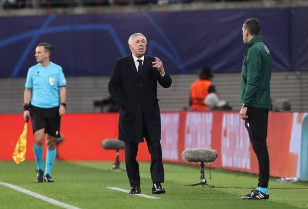 13.02.2024, xtgx, Fussball UEFA Champions League 1 8 Finale, RB Leipzig - Real Madrid emspor, v.l. Trainer Carlo Ancelotti (Real Madrid) gibt Anweisungen, gestikuliert, mit den Armen gestikulieren gives instructions, gesticulate (DFL DFB REGULATIONS PROHIBIT ANY USE OF PHOTOGRAPHS as IMAGE SEQUENCES and or QUASI-VIDEO) Leipzig