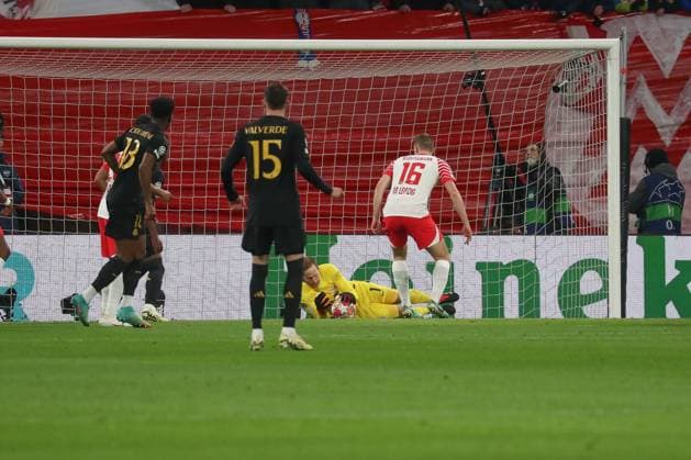 13.02.2024, xgox, Fussball UEFA Champions League 1 8 Finale, RB Leipzig - Real Madrid emspor, v.l. Peter Gulasci (Leipzig, 1) Parade, haelt den Ball, faengt den Ball, pariert (DFL DFB REGULATIONS PROHIBIT ANY USE OF PHOTOGRAPHS as IMAGE SEQUENCES and or QUASI-VIDEO) Leipzig