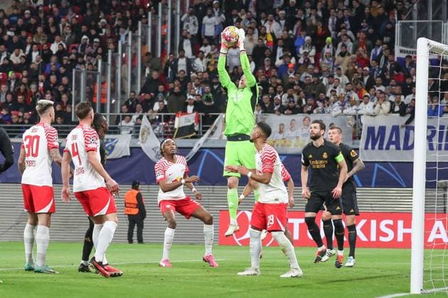 13.02.2024, xgox, Fussball UEFA Champions League 1 8 Finale, RB Leipzig - Real Madrid emspor, v.l. Andriy Lunin (Real Madrid, 13) Parade, haelt den Ball, faengt den Ball, pariert (DFL DFB REGULATIONS PROHIBIT ANY USE OF PHOTOGRAPHS as IMAGE SEQUENCES and or QUASI-VIDEO) Leipzig