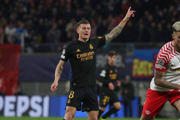 13.02.2024, xgox, Fussball UEFA Champions League 1 8 Finale, RB Leipzig - Real Madrid emspor, v.l. Toni Kroos (Real Madrid, 8) gibt Anweisungen, gestikuliert mit den Armen, gesticulate, gives instructions (DFL DFB REGULATIONS PROHIBIT ANY USE OF PHOTOGRAPHS as IMAGE SEQUENCES and or QUASI-VIDEO) Leipzig
