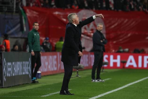 13.02.2024, xgox, Fussball UEFA Champions League 1 8 Finale, RB Leipzig - Real Madrid emspor, v.l. Carlo Ancelotti (Real Madrid, Trainer) gibt Anweisungen, gestikuliert mit den Armen, gesticulate, gives instructions (DFL DFB REGULATIONS PROHIBIT ANY USE OF PHOTOGRAPHS as IMAGE SEQUENCES and or QUASI-VIDEO) Leipzig