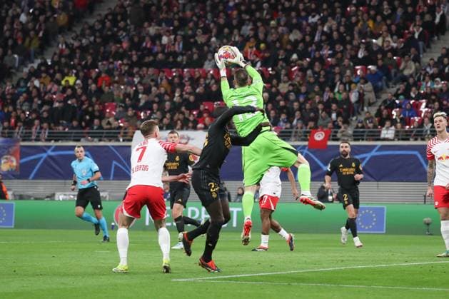 13.02.2024, xgox, Fussball UEFA Champions League 1 8 Finale, RB Leipzig - Real Madrid emspor, v.l. Andriy Lunin (Real Madrid, 13) Parade, haelt den Ball, faengt den Ball, pariert (DFL DFB REGULATIONS PROHIBIT ANY USE OF PHOTOGRAPHS as IMAGE SEQUENCES and or QUASI-VIDEO) Leipzig