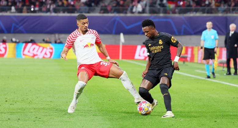 RB Leipzig - Real Madrid Champions League Leipzig, 13.02.2024, Red Bull Arena, Fussball, UEFA Champions League, Achtelfinale , RB Leipzig vs. Real Madrid , Im Bild von links: Benjamin Henrichs (39, RB Leipzig), Vinicius Junior (7, Real). , Only editorial use. , UEFA regulations prohibit any use of photographs as image sequences and or quasi-video ,