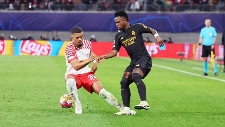 RB Leipzig - Real Madrid Champions League Leipzig, 13.02.2024, Red Bull Arena, Fussball, UEFA Champions League, Achtelfinale , RB Leipzig vs. Real Madrid , Im Bild von links: Benjamin Henrichs (39, RB Leipzig), Vinicius Junior (7, Real). , Only editorial use. , UEFA regulations prohibit any use of photographs as image sequences and or quasi-video ,