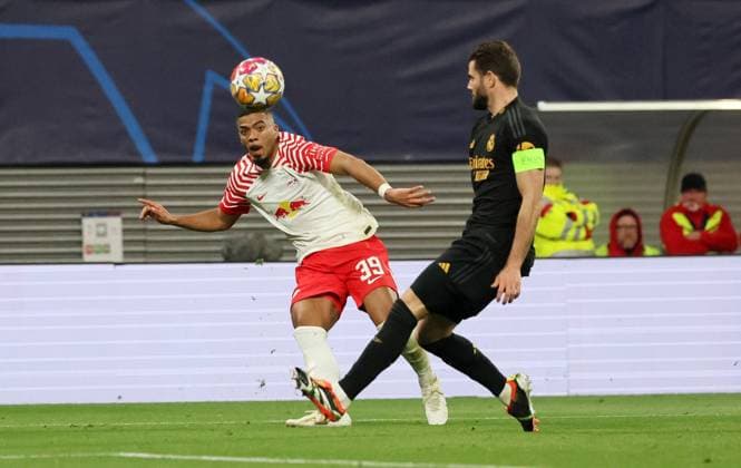 RB Leipzig - Real Madrid Champions League Leipzig, 13.02.2024, Red Bull Arena, Champions League, Achtelfinale , RB Leipzig vs. Real Madrid , Im Bild v.l.: Benjamin Henrichs (39, RB Leipzig) und Nacho Fernandez (6, Real) ,