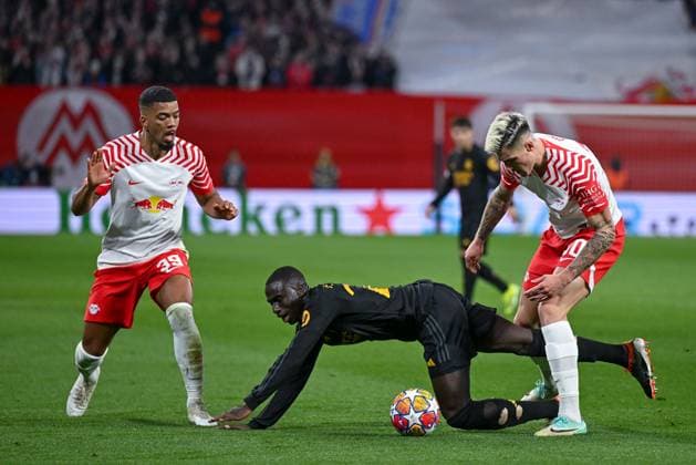13.02.2024, Fussball, UCL, UEFA Champions League, Achtelfinale, Saison 2023 2024, RB Leipzig - Real Madrid, Ferland Mendy (Real Madrid), Benjamin Sesko (RB Leipzig) xRHR-FOTO TKx Copyright: TeresaxKroeger RHR-FOTOx RHR-FOTO TK