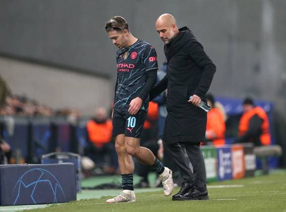 13.02.2024, Fussball UEFA Champions League 2023 2024, Achtelfinale, FC Kopenhagen - Manchester City , im Parken-Stadion Kopenhagen. (L-R) Jack Grealish (Manchester City) muss verletzt vom Platz, Trainer Pep Guardiola (Manchester City)