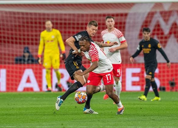 Fussball, Herren, Saison 2023 2024, UEFA Champions League (Achtelfinale, Hinspiel), RB Leipzig - Real Madrid, v. l. Toni Kroos (Real Madrid), Lois Openda (RB Leipzig), 13.02. 2024, Copyright: xSebastianxRäppold MatthiasxKochx