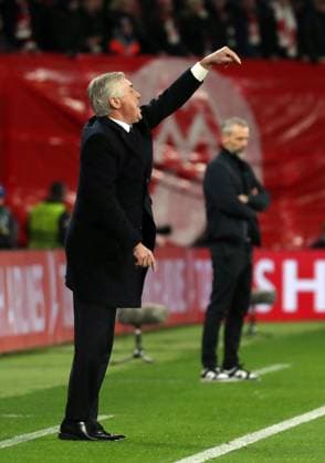 13.02.2024, xgox, Fussball UEFA Champions League 1 8 Finale, RB Leipzig - Real Madrid emspor, v.l. Trainer Carlo Ancelotti (Real Madrid) gibt Anweisungen, gestikuliert, mit den Armen gestikulieren gives instructions, gesticulate (DFL DFB REGULATIONS PROHIBIT ANY USE OF PHOTOGRAPHS as IMAGE SEQUENCES and or QUASI-VIDEO) Leipzig