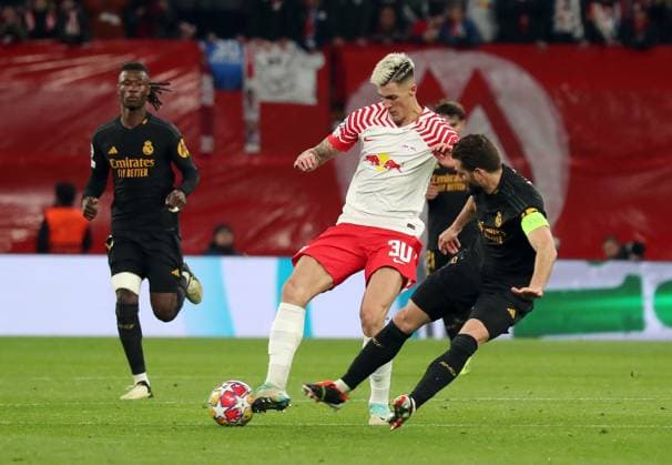 13.02.2024, xgox, Fussball UEFA Champions League 1 8 Finale, RB Leipzig - Real Madrid emspor, v.l. Benjamin Sesko (RB Leipzig), Nacho (Real Madrid) (DFL DFB REGULATIONS PROHIBIT ANY USE OF PHOTOGRAPHS as IMAGE SEQUENCES and or QUASI-VIDEO) Leipzig
