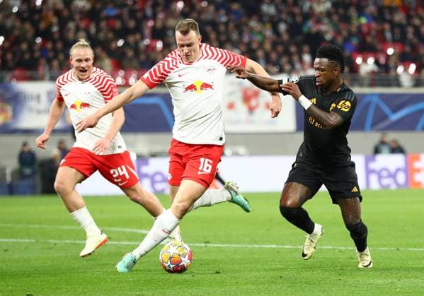 13.02.2024, xtgx, Fussball UEFA Champions League 1 8 Finale, RB Leipzig - Real Madrid emspor, v.l. Xaver Schlager (RB Leipzig), Lukas Klostermann (RB Leipzig), Vinicius Junior (Real Madrid) (DFL DFB REGULATIONS PROHIBIT ANY USE OF PHOTOGRAPHS as IMAGE SEQUENCES and or QUASI-VIDEO) Leipzig