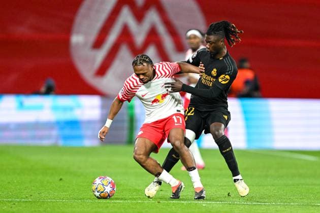 Champions League: RB Leipzig - Real Madrid am 13.02.2023 in der Red Bull Arena in Leipzig Lois Openda (RB Leipzig) im Zweikampf gegen Eduardo Camavinga (Real Madird)